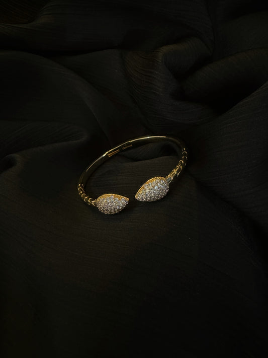 Elegant Sparkle & Long-Lasting Shine