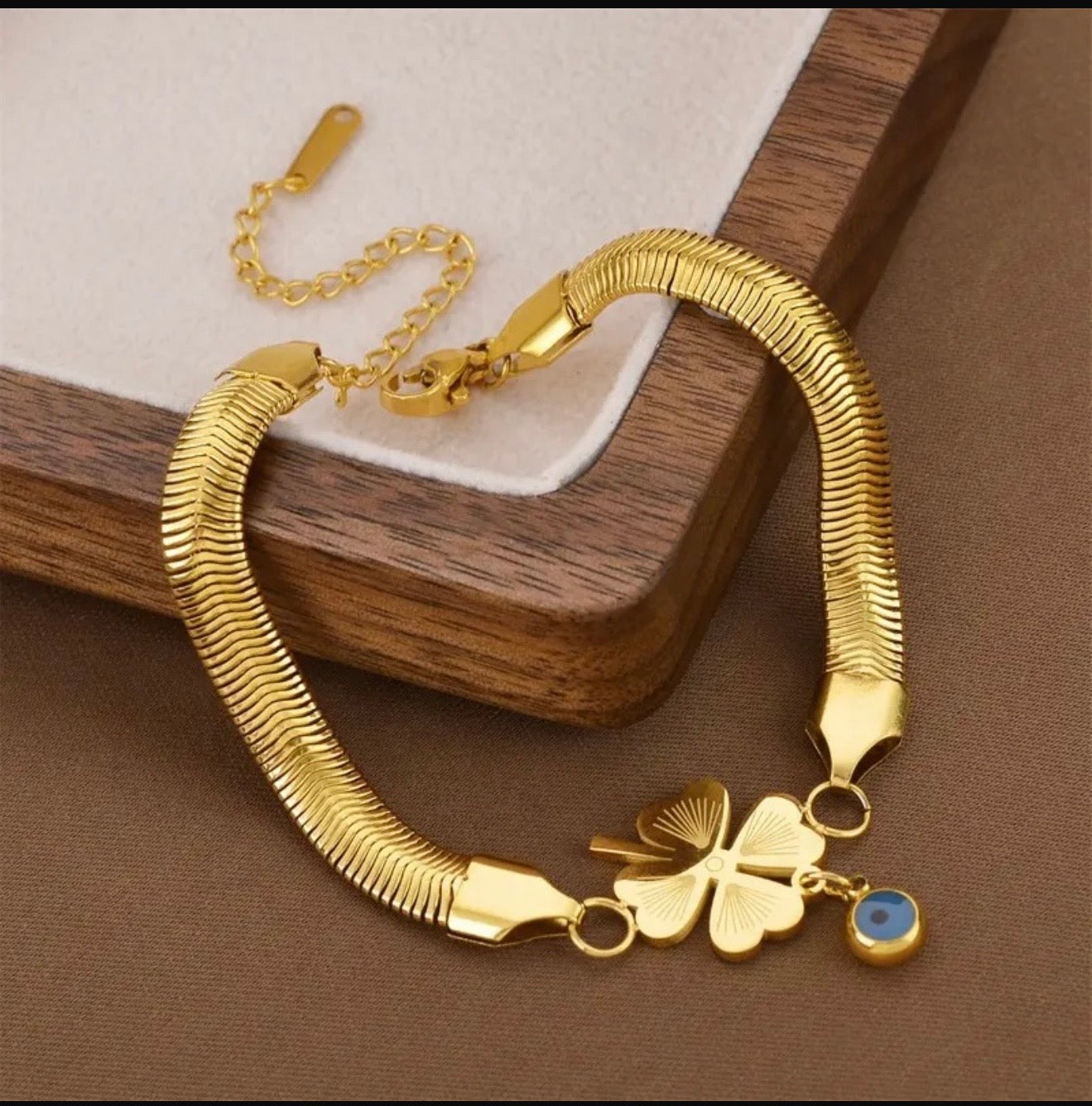Anti Tarnish Clover Charm Snake Chain Bracelet – Gold Tone