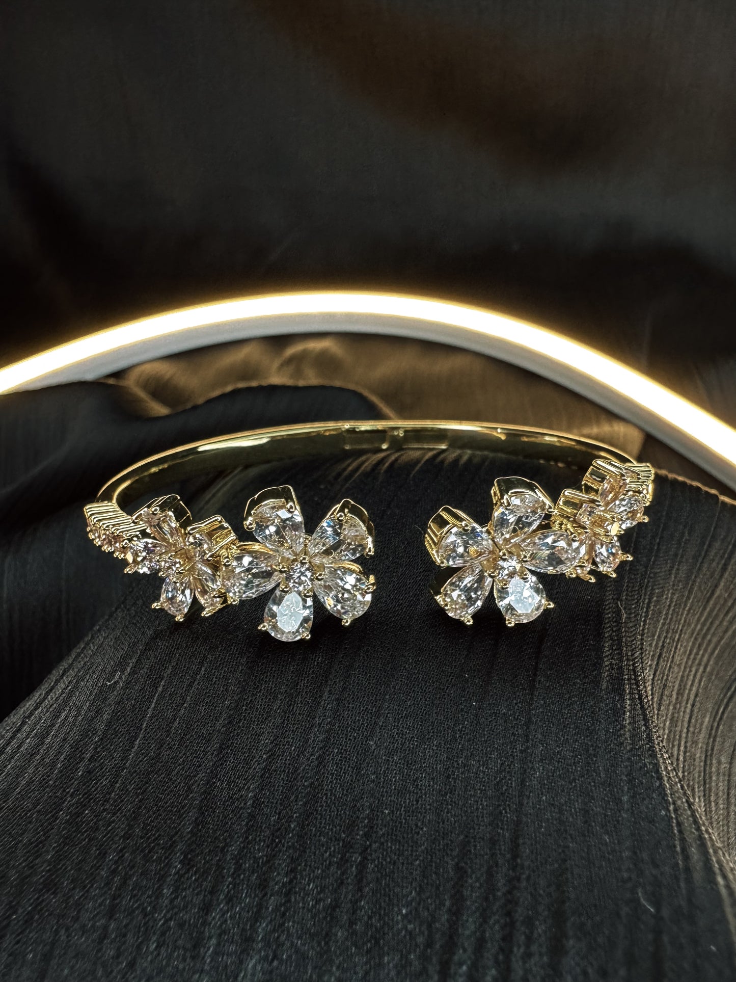 Floral bracelet with white stone