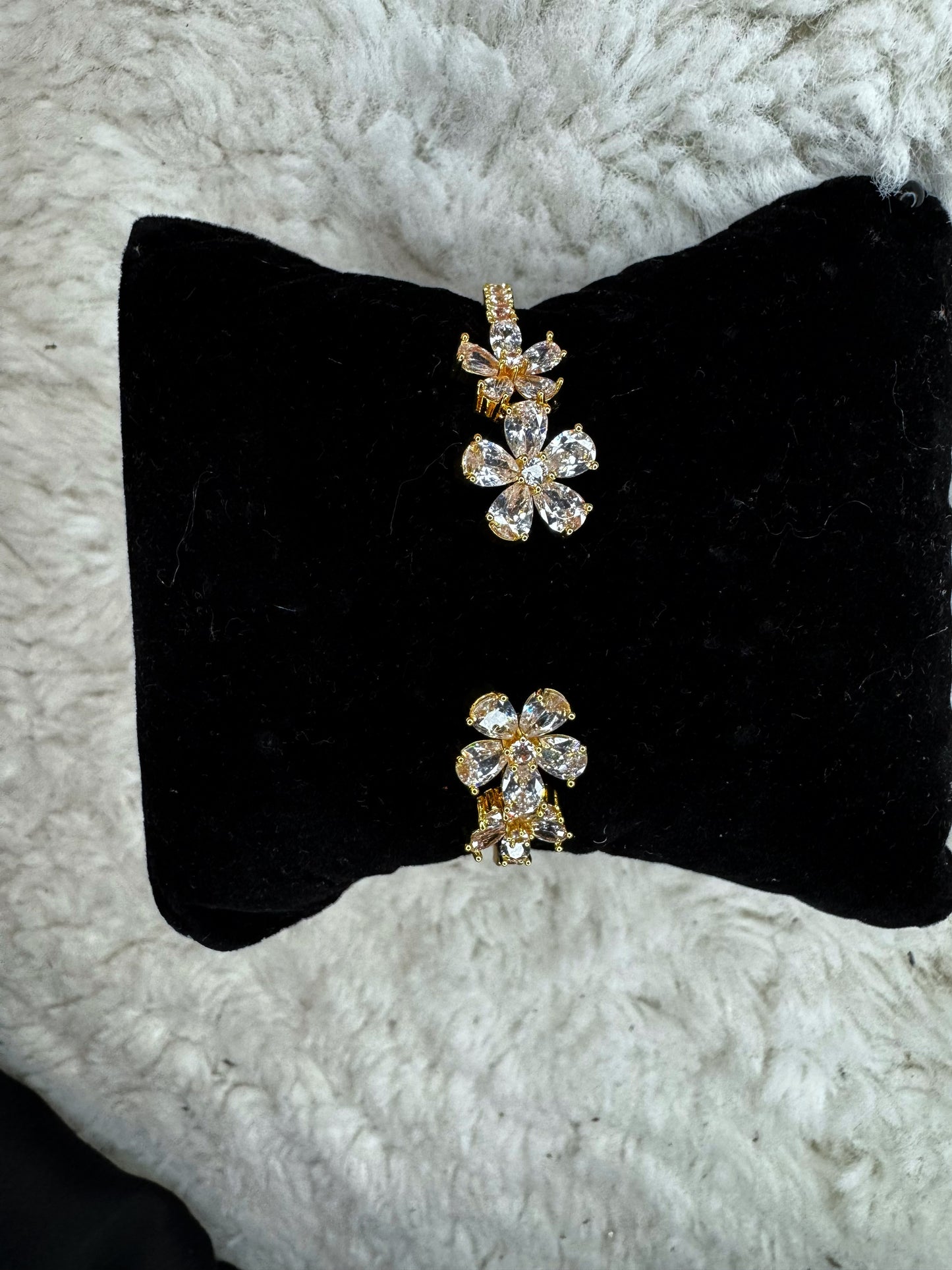Floral bracelet with white stone