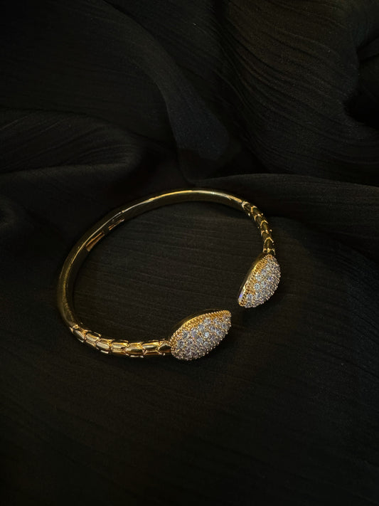Elegant Sparkle & Long-Lasting Shine