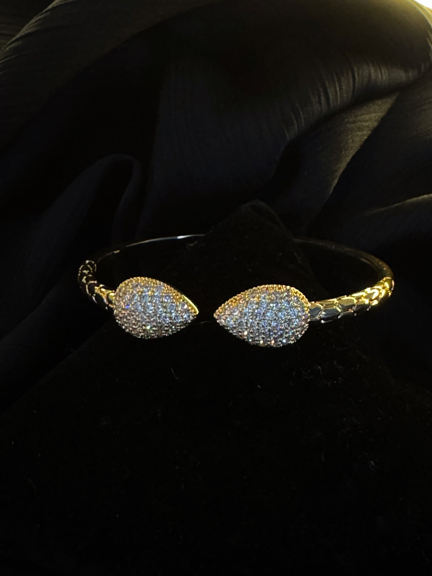 Elegant Sparkle & Long-Lasting Shine