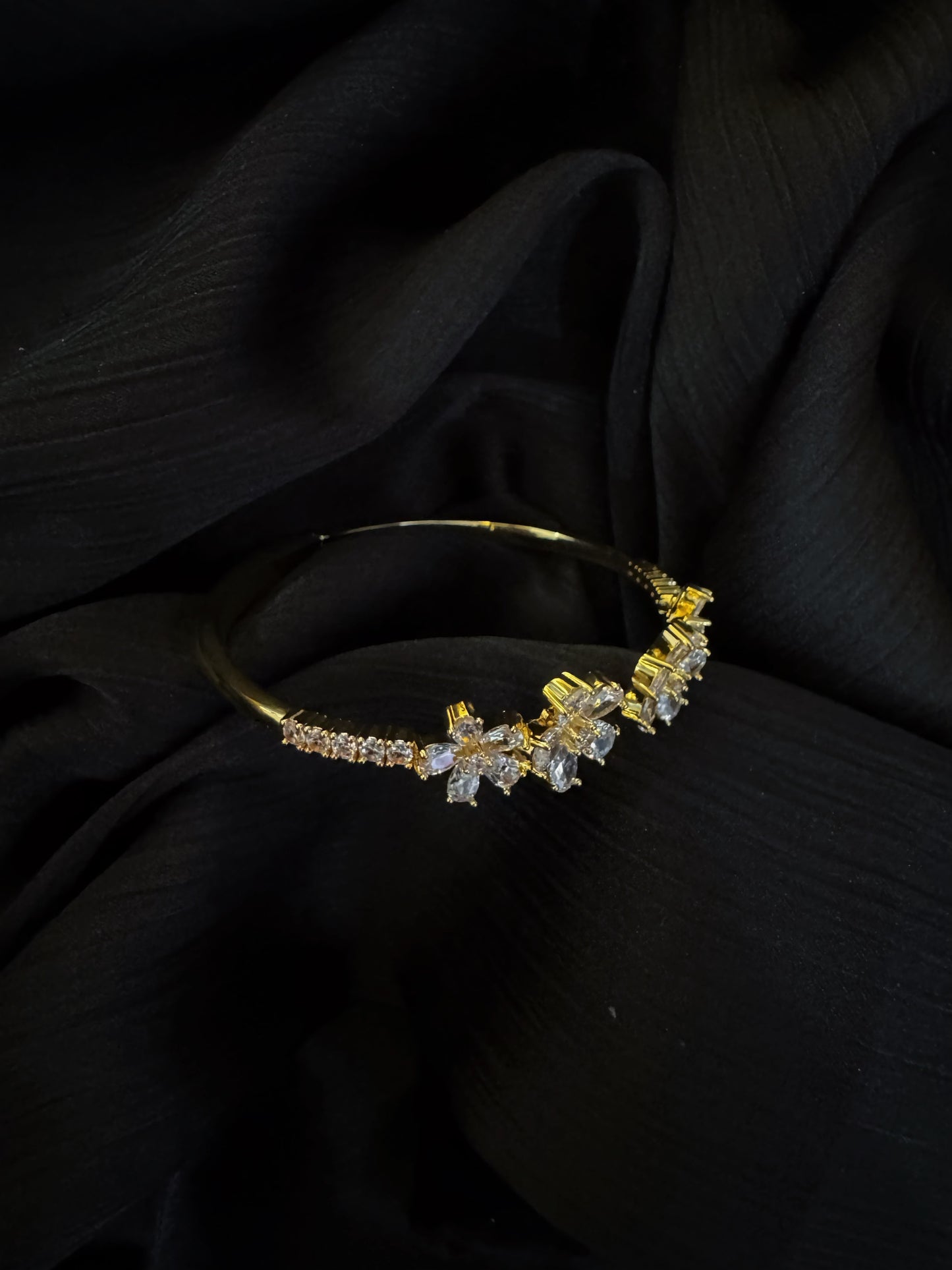Floral bracelet with white stone