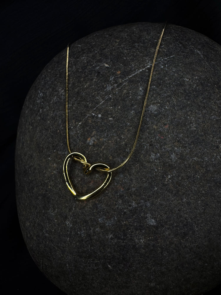 Minimalist Anti Tarnish Gold Heart Pendant Necklace – Elegant Everyday Jewellery for Women