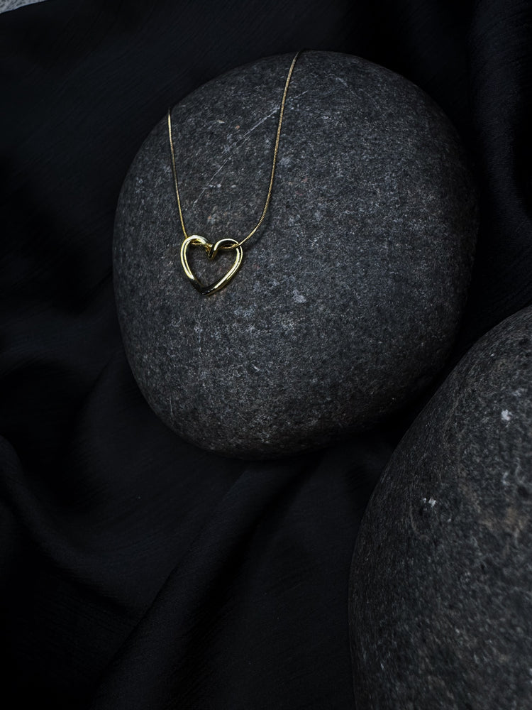 Minimalist Anti Tarnish Gold Heart Pendant Necklace – Elegant Everyday Jewellery for Women